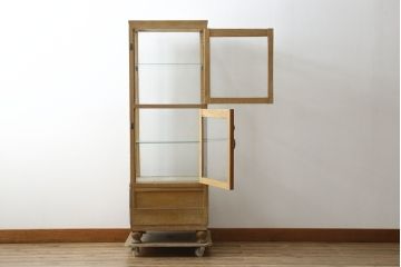 和製アンティーク　昭和中期　希少デザイン　可愛いろくろ挽きの脚が魅力の縦型ガラスケース(Gケース、ショーケース、ディスプレイケース、パンケース、コレクションケース、飾り棚、陳列棚、店舗什器)(R-083099)