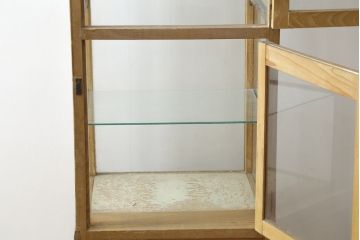 和製アンティーク　昭和中期　希少デザイン　可愛いろくろ挽きの脚が魅力の縦型ガラスケース(Gケース、ショーケース、ディスプレイケース、パンケース、コレクションケース、飾り棚、陳列棚、店舗什器)(R-083099)