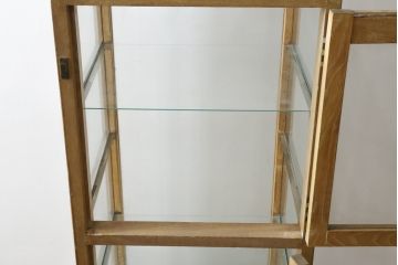 和製アンティーク　昭和中期　希少デザイン　可愛いろくろ挽きの脚が魅力の縦型ガラスケース(Gケース、ショーケース、ディスプレイケース、パンケース、コレクションケース、飾り棚、陳列棚、店舗什器)(R-083099)