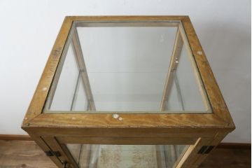 和製アンティーク　昭和中期　希少デザイン　可愛いろくろ挽きの脚が魅力の縦型ガラスケース(Gケース、ショーケース、ディスプレイケース、パンケース、コレクションケース、飾り棚、陳列棚、店舗什器)(R-083099)