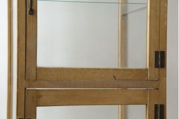 和製アンティーク　昭和中期　希少デザイン　可愛いろくろ挽きの脚が魅力の縦型ガラスケース(Gケース、ショーケース、ディスプレイケース、パンケース、コレクションケース、飾り棚、陳列棚、店舗什器)(R-083099)