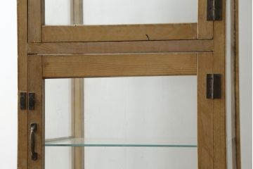 和製アンティーク　昭和中期　希少デザイン　可愛いろくろ挽きの脚が魅力の縦型ガラスケース(Gケース、ショーケース、ディスプレイケース、パンケース、コレクションケース、飾り棚、陳列棚、店舗什器)(R-083099)