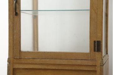 和製アンティーク　昭和中期　希少デザイン　可愛いろくろ挽きの脚が魅力の縦型ガラスケース(Gケース、ショーケース、ディスプレイケース、パンケース、コレクションケース、飾り棚、陳列棚、店舗什器)(R-083099)
