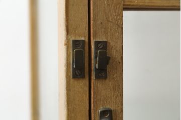 和製アンティーク　昭和中期　希少デザイン　可愛いろくろ挽きの脚が魅力の縦型ガラスケース(Gケース、ショーケース、ディスプレイケース、パンケース、コレクションケース、飾り棚、陳列棚、店舗什器)(R-083099)