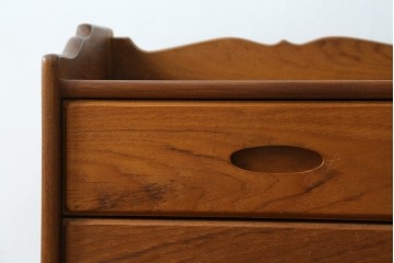 和製ビンテージ　北欧デザイン!!　チーク材　シンプルで小振りな五段引き出し　(R-083101)