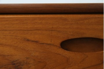 和製ビンテージ　北欧デザイン!!　チーク材　シンプルで小振りな五段引き出し　(R-083101)