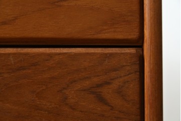 和製ビンテージ　北欧デザイン!!　チーク材　シンプルで小振りな五段引き出し　(R-083101)