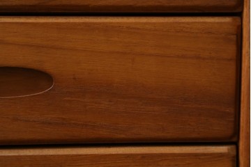 和製ビンテージ　北欧デザイン!!　チーク材　シンプルで小振りな五段引き出し　(R-083101)