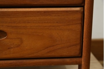和製ビンテージ　北欧デザイン!!　チーク材　シンプルで小振りな五段引き出し　(R-083101)