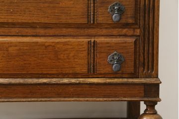 イギリスアンティーク　Harrop’s　Better Furniture　オーク材の質感を活かしたシンプルかつ直線的なフォルムが魅力のライティングビューロー(簿記机、ワークデスク、在宅用、在宅ワーク用、サイドチェスト、引き出し、英国)(R-083102)