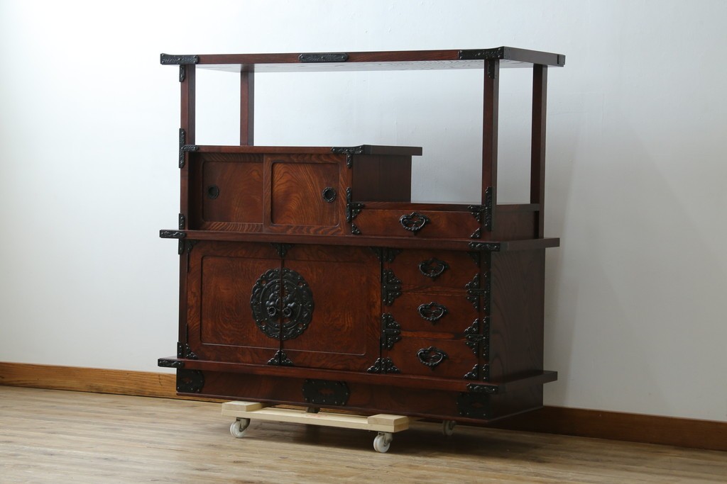 中古　美品!!　岩谷堂箪笥　桜木家具店製　緻密な意匠が魅力の飾り棚　(R-083103)