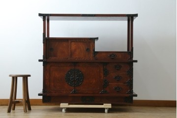 中古　美品!!　岩谷堂箪笥　桜木家具店製　緻密な意匠が魅力の飾り棚　(R-083103)