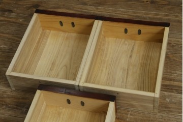 中古　美品!!　岩谷堂箪笥　桜木家具店製　緻密な意匠が魅力の飾り棚　(R-083103)