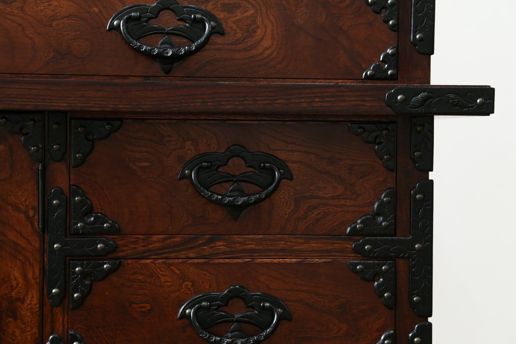 中古　美品!!　岩谷堂箪笥　桜木家具店製　緻密な意匠が魅力の飾り棚　(R-083103)