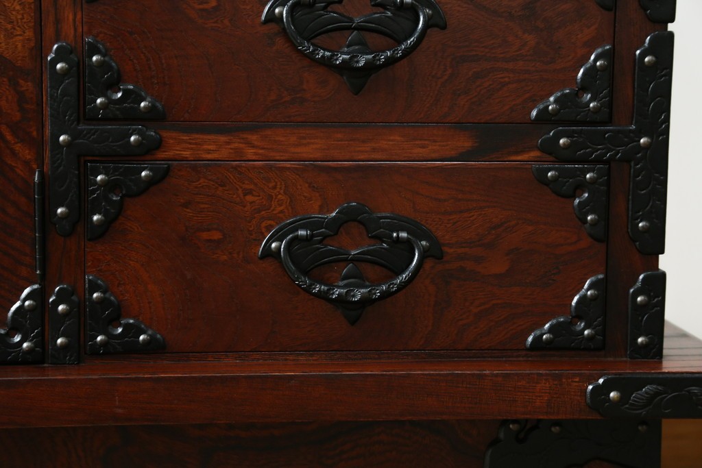 中古　美品!!　岩谷堂箪笥　桜木家具店製　緻密な意匠が魅力の飾り棚　(R-083103)