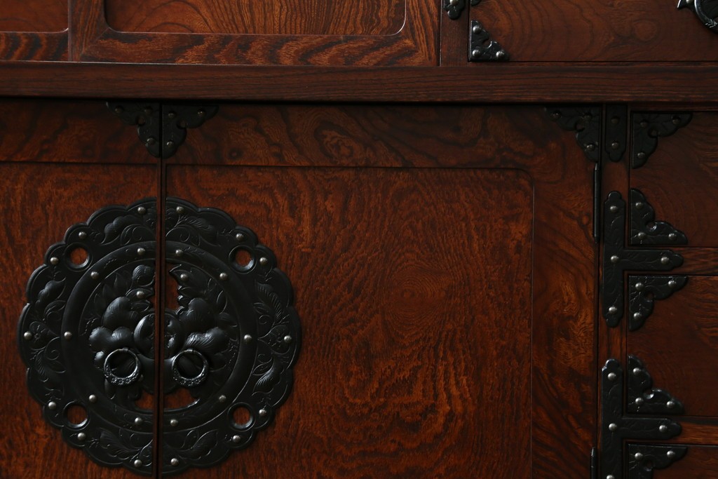 中古　美品!!　岩谷堂箪笥　桜木家具店製　緻密な意匠が魅力の飾り棚　(R-083103)