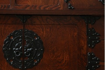 中古　美品!!　岩谷堂箪笥　桜木家具店製　緻密な意匠が魅力の飾り棚　(R-083103)