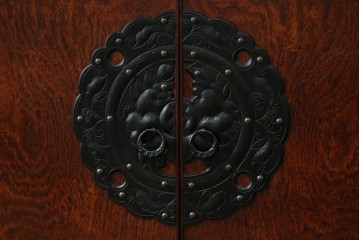 中古　美品!!　岩谷堂箪笥　桜木家具店製　緻密な意匠が魅力の飾り棚　(R-083103)