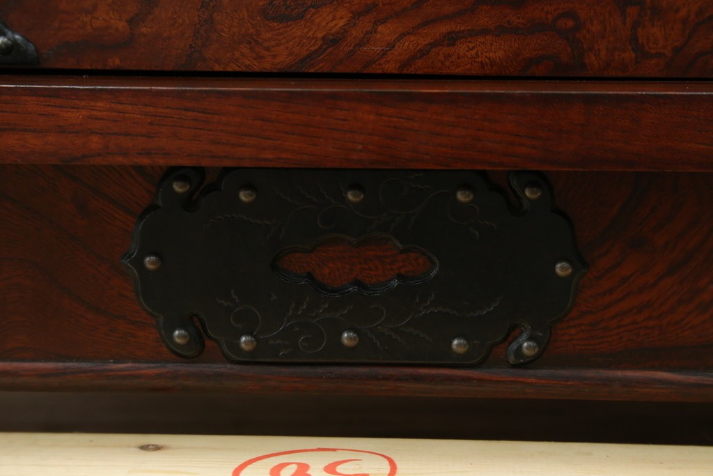 中古　美品!!　岩谷堂箪笥　桜木家具店製　緻密な意匠が魅力の飾り棚　(R-083103)