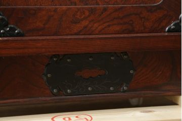 中古　美品!!　岩谷堂箪笥　桜木家具店製　緻密な意匠が魅力の飾り棚(茶棚、茶箪笥、収納棚、飾り棚、戸棚、サイドボード)(R-083103)