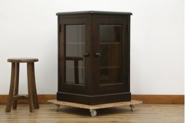 中古　美品　北海道民芸家具　二面ガラスの小振りなサイドキャビネット(コーナーキャビネット、収納棚、戸棚)(R-083104)