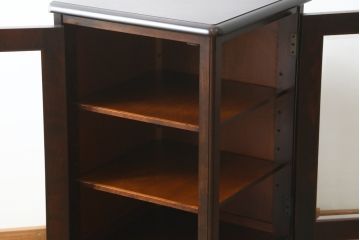 中古　美品　北海道民芸家具　二面ガラスの小振りなサイドキャビネット(コーナーキャビネット、収納棚、戸棚)(R-083104)