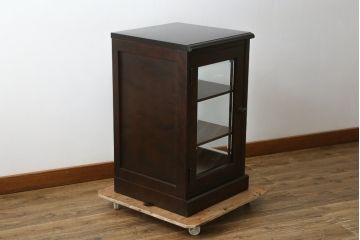 中古　美品　北海道民芸家具　二面ガラスの小振りなサイドキャビネット(コーナーキャビネット、収納棚、戸棚)(R-083104)