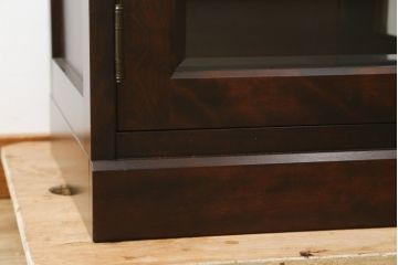 中古　美品　北海道民芸家具　二面ガラスの小振りなサイドキャビネット(コーナーキャビネット、収納棚、戸棚)(R-083104)