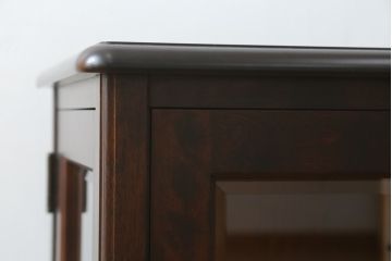 中古　美品　北海道民芸家具　二面ガラスの小振りなサイドキャビネット(コーナーキャビネット、収納棚、戸棚)(R-083104)