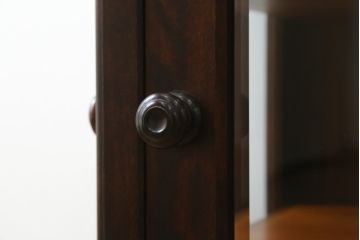 中古　美品　北海道民芸家具　二面ガラスの小振りなサイドキャビネット(コーナーキャビネット、収納棚、戸棚)(R-083104)