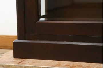 中古　美品　北海道民芸家具　二面ガラスの小振りなサイドキャビネット(コーナーキャビネット、収納棚、戸棚)(R-083104)