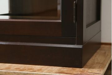 中古　美品　北海道民芸家具　二面ガラスの小振りなサイドキャビネット(コーナーキャビネット、収納棚、戸棚)(R-083104)
