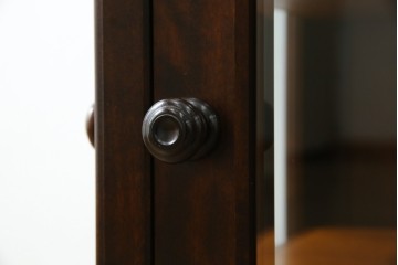 中古　美品　北海道民芸家具　二面ガラスの小振りなサイドキャビネット(コーナーキャビネット、収納棚、戸棚)(R-083104)