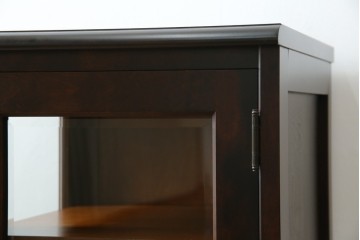 中古　美品　北海道民芸家具　二面ガラスの小振りなサイドキャビネット(コーナーキャビネット、収納棚、戸棚)(R-083104)