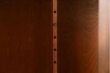 中古　美品　北海道民芸家具　二面ガラスの小振りなサイドキャビネット(コーナーキャビネット、収納棚、戸棚)(R-083104)