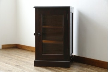 中古　美品　北海道民芸家具　二面ガラスの小振りなサイドキャビネット(コーナーキャビネット、収納棚、戸棚)(R-083104)