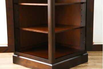 中古　美品　北海道民芸家具　二面ガラスの小振りなサイドキャビネット(コーナーキャビネット、収納棚、戸棚)(R-083104)