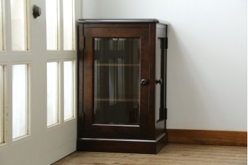 中古　美品　北海道民芸家具　二面ガラスの小振りなサイドキャビネット(コーナーキャビネット、収納棚、戸棚)(R-083104)