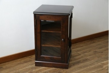 中古　美品　北海道民芸家具　二面ガラスの小振りなサイドキャビネット(コーナーキャビネット、収納棚、戸棚)(R-083104)