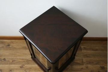 中古　美品　北海道民芸家具　二面ガラスの小振りなサイドキャビネット(コーナーキャビネット、収納棚、戸棚)(R-083104)