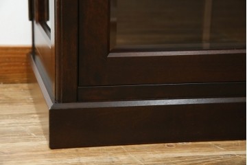 中古　美品　北海道民芸家具　二面ガラスの小振りなサイドキャビネット(コーナーキャビネット、収納棚、戸棚)(R-083104)