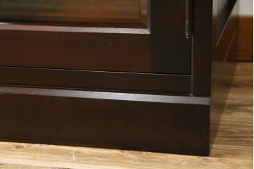 中古　美品　北海道民芸家具　二面ガラスの小振りなサイドキャビネット(コーナーキャビネット、収納棚、戸棚)(R-083104)