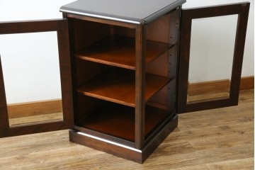 中古　美品　北海道民芸家具　二面ガラスの小振りなサイドキャビネット(コーナーキャビネット、収納棚、戸棚)(R-083104)