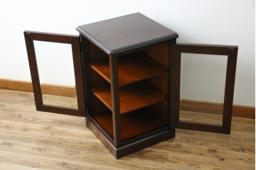 中古　美品　北海道民芸家具　二面ガラスの小振りなサイドキャビネット(コーナーキャビネット、収納棚、戸棚)(R-083104)