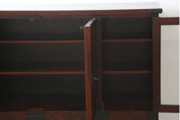 中古　美品!!　岩谷堂箪笥　上品なデザインの黒金具が美しいサイドボード(サイドキャビネット、リビングボード、テレビ台、テレビボード、収納棚、飾り棚、戸棚、ヴィンテージ、民芸家具)(R-083106)