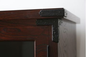 中古　美品!!　岩谷堂箪笥　上品なデザインの黒金具が美しいサイドボード(サイドキャビネット、リビングボード、テレビ台、テレビボード、収納棚、飾り棚、戸棚、ヴィンテージ、民芸家具)(R-083106)
