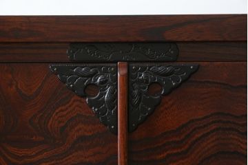 中古　美品!!　岩谷堂箪笥　上品なデザインの黒金具が美しいサイドボード(サイドキャビネット、リビングボード、テレビ台、テレビボード、収納棚、飾り棚、戸棚、ヴィンテージ、民芸家具)(R-083106)
