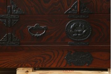 中古　美品!!　岩谷堂箪笥　上品なデザインの黒金具が美しいサイドボード(サイドキャビネット、リビングボード、テレビ台、テレビボード、収納棚、飾り棚、戸棚、ヴィンテージ、民芸家具)(R-083106)