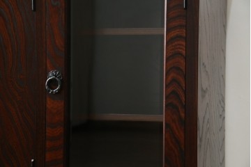 中古　美品!!　岩谷堂箪笥　上品なデザインの黒金具が美しいサイドボード(サイドキャビネット、リビングボード、テレビ台、テレビボード、収納棚、飾り棚、戸棚、ヴィンテージ、民芸家具)(R-083106)