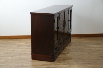 中古　美品!!　岩谷堂箪笥　上品なデザインの黒金具が美しいサイドボード(サイドキャビネット、リビングボード、テレビ台、テレビボード、収納棚、飾り棚、戸棚、ヴィンテージ、民芸家具)(R-083106)